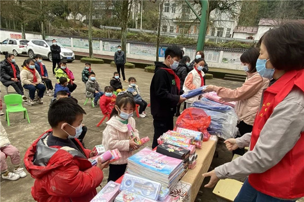 市城投集團(tuán)開(kāi)展“黨建引領(lǐng)學(xué)雷鋒,志愿服務(wù)展風(fēng)采”送溫暖活動(dòng)